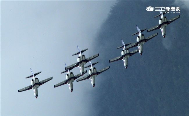 慶祝814空軍節花蓮空軍基地開放參觀，由聞名世界的雷虎特技小組拉開序幕，接著主力戰機F16戰機、幻象2000戰機、IDF經國號戰機分別性能展示，贏的現場觀眾的喝采。（記者邱榮吉/攝影）