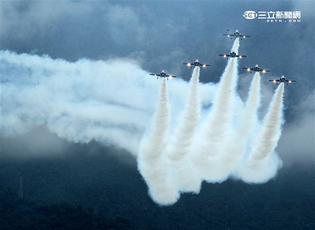 慶祝814空軍節花蓮空軍基地開放參觀，由聞名世界的雷虎特技小組拉開序幕，接著主力戰機F16戰機、幻象2000戰機、IDF經國號戰機分別性能展示，贏的現場觀眾的喝采。（記者邱榮吉/攝影）