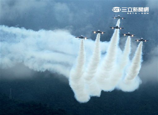 慶祝814空軍節花蓮空軍基地開放參觀，由聞名世界的雷虎特技小組拉開序幕，接著主力戰機F16戰機、幻象2000戰機、IDF經國號戰機分別性能展示，贏的現場觀眾的喝采。（記者邱榮吉/攝影）