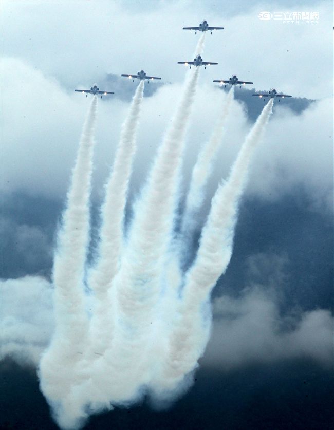 慶祝814空軍節花蓮空軍基地開放參觀，由聞名世界的雷虎特技小組拉開序幕，接著主力戰機F16戰機、幻象2000戰機、IDF經國號戰機分別性能展示，贏的現場觀眾的喝采。（記者邱榮吉/攝影）