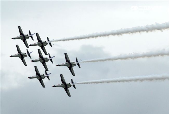 慶祝814空軍節花蓮空軍基地開放參觀，由聞名世界的雷虎特技小組拉開序幕，接著主力戰機F16戰機、幻象2000戰機、IDF經國號戰機分別性能展示，贏的現場觀眾的喝采。（記者邱榮吉/攝影）