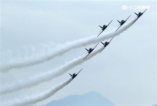 慶祝814空軍節花蓮空軍基地開放參觀，由聞名世界的雷虎特技小組拉開序幕，接著主力戰機F16戰機、幻象2000戰機、IDF經國號戰機分別性能展示，贏的現場觀眾的喝采。（記者邱榮吉/攝影）