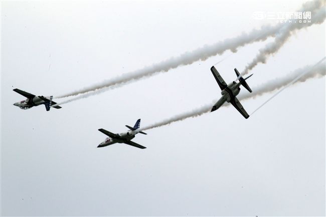 慶祝814空軍節花蓮空軍基地開放參觀，由聞名世界的雷虎特技小組拉開序幕，接著主力戰機F16戰機、幻象2000戰機、IDF經國號戰機分別性能展示，贏的現場觀眾的喝采。（記者邱榮吉/攝影）