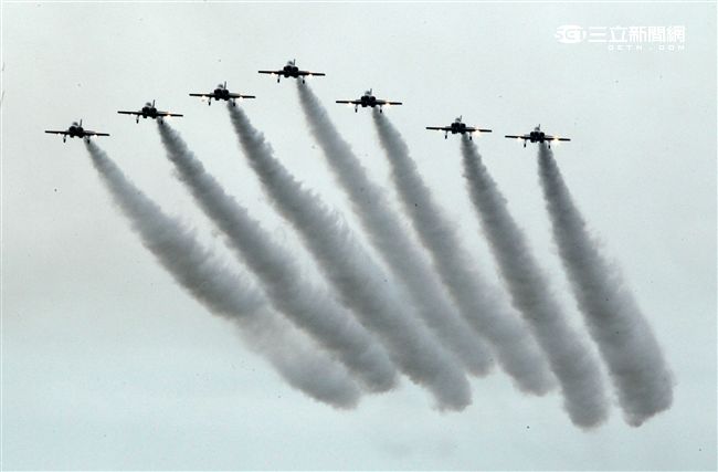 慶祝814空軍節花蓮空軍基地開放參觀，由聞名世界的雷虎特技小組拉開序幕，接著主力戰機F16戰機、幻象2000戰機、IDF經國號戰機分別性能展示，贏的現場觀眾的喝采。（記者邱榮吉/攝影）
