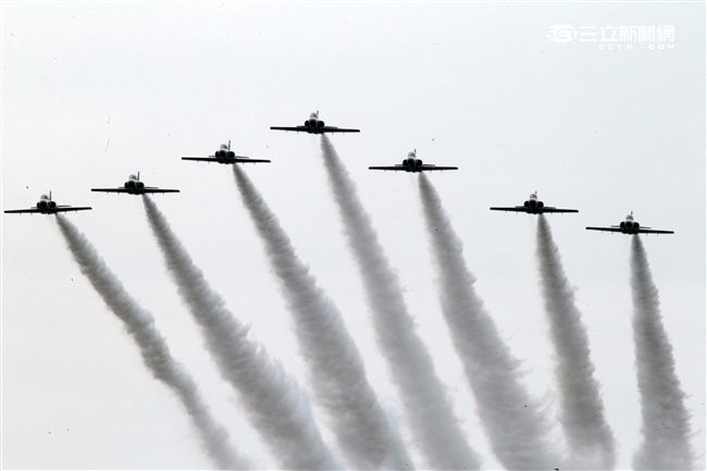 慶祝814空軍節花蓮空軍基地開放參觀，由聞名世界的雷虎特技小組拉開序幕，接著主力戰機F16戰機、幻象2000戰機、IDF經國號戰機分別性能展示，贏的現場觀眾的喝采。（記者邱榮吉/攝影）