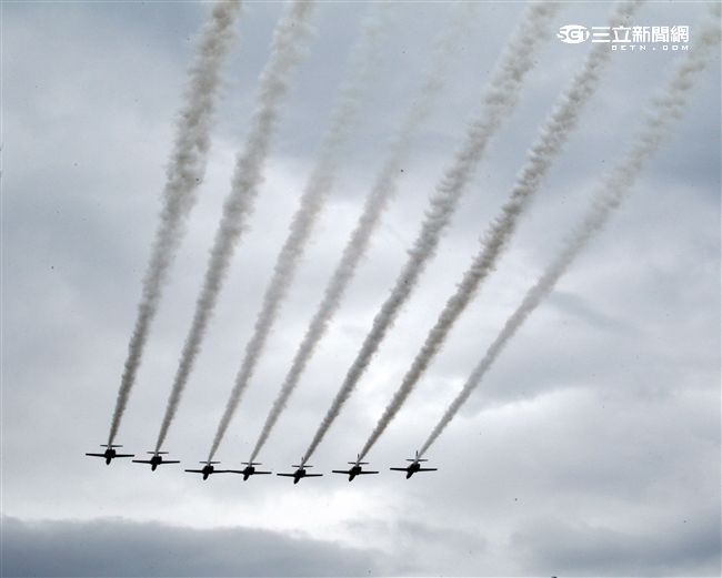 慶祝814空軍節花蓮空軍基地開放參觀，由聞名世界的雷虎特技小組拉開序幕，接著主力戰機F16戰機、幻象2000戰機、IDF經國號戰機分別性能展示，贏的現場觀眾的喝采。（記者邱榮吉/攝影）