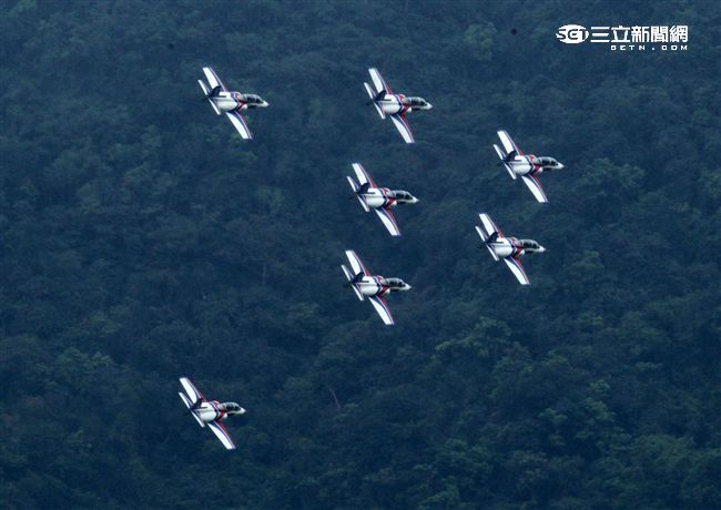 慶祝814空軍節花蓮空軍基地開放參觀，由聞名世界的雷虎特技小組拉開序幕，接著主力戰機F16戰機、幻象2000戰機、IDF經國號戰機分別性能展示，贏的現場觀眾的喝采。（記者邱榮吉/攝影）