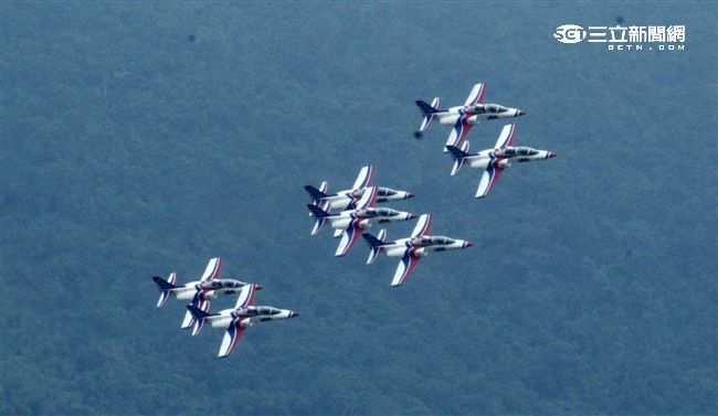 慶祝814空軍節花蓮空軍基地開放參觀，由聞名世界的雷虎特技小組拉開序幕，接著主力戰機F16戰機、幻象2000戰機、IDF經國號戰機分別性能展示，贏的現場觀眾的喝采。（記者邱榮吉/攝影）