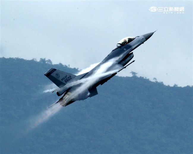 F16戰機性能展示。（記者邱榮吉/攝影）