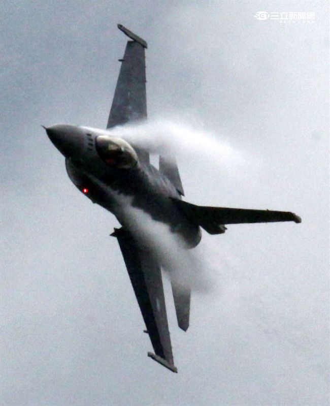 F16戰機性能展示。（記者邱榮吉/攝影）