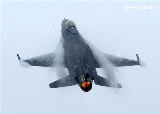 F16戰機性能展示。（記者邱榮吉/攝影）