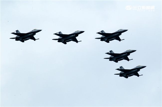 F16戰機衝場向民眾致意。（記者邱榮吉/攝影）