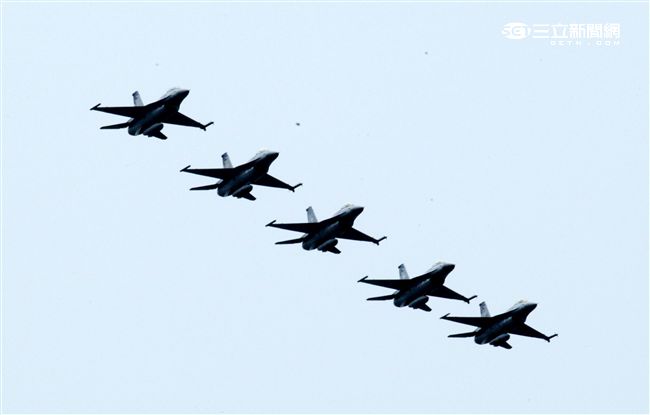 F16戰機衝場向民眾致意。（記者邱榮吉/攝影）