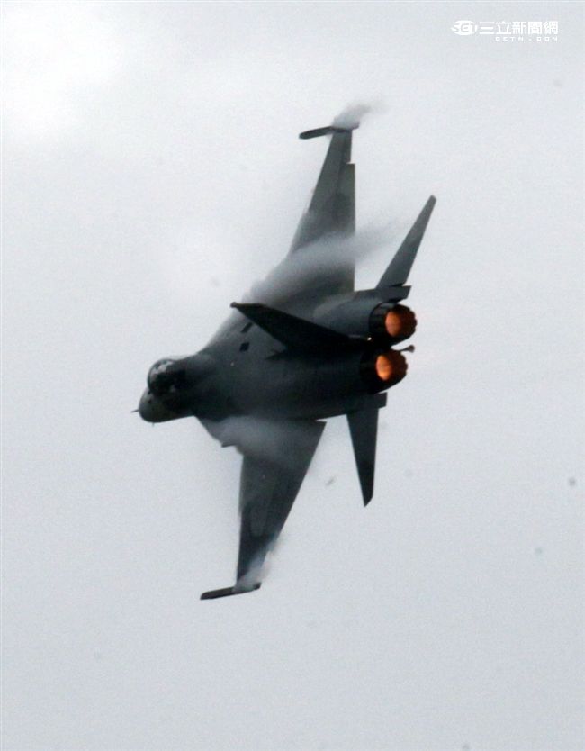 IDF經國號戰機性能展示。（記者邱榮吉/攝影）