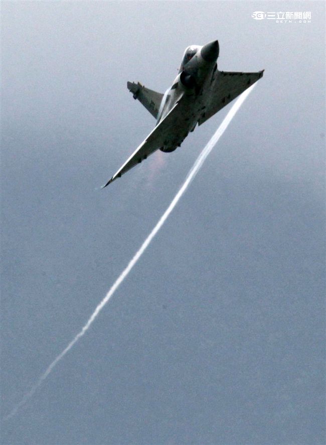 幻象2000戰機性能展示。（記者邱榮吉/攝影）