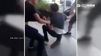 影／街頭討債實錄　男遭拖行持棒痛毆