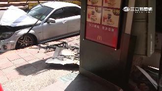 無照酒駕跑給警追！賓士撞麥當勞全毀