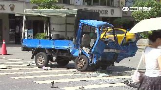 車頭全毀！東區轎車逆向撞貨車7人傷