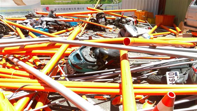 強風來襲抓不住　頂樓吊壓力管全摔地