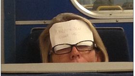 地鐵 乘客
http://www.dailymail.co.uk/news/article-3735831/Sleepy-Harpenden-commuter-sticks-note-head-make-sure-doesn-t-miss-stop.html