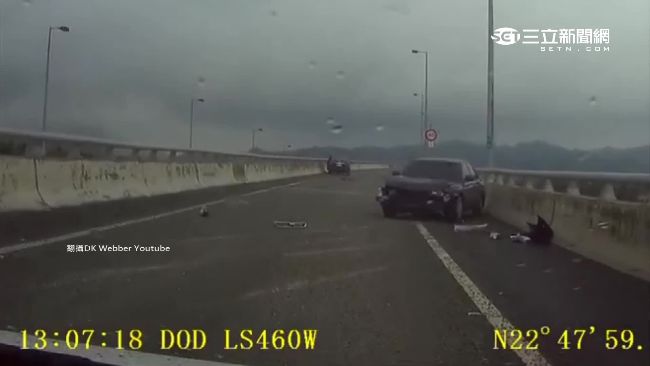 砂石車砂石掉滿地！　駕駛打滑衝護欄