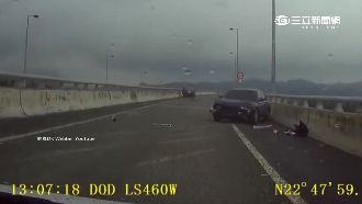 砂石車砂石掉滿地！　駕駛打滑衝護欄