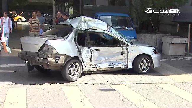 疑「無照」駕駛惹禍？甩尾撞車害7傷