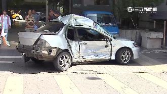 疑「無照」駕駛惹禍？甩尾撞車害7傷