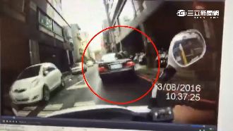 嫌犯拒捕沿路衝撞　婦人無辜挨撞送醫