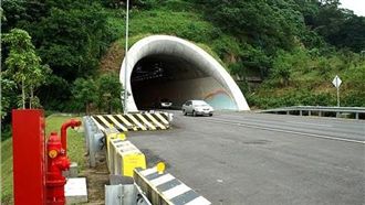 雪隧內飆車遭攔　囂張騎士衝撞警車