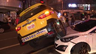 酒駕躲臨檢突左轉　整車卡在小黃下