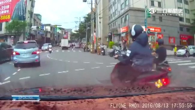 騎士急切左轉遭撞偏　外側車無辜陪摔
