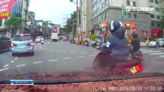 騎士急切左轉遭撞偏　外側車無辜陪摔
