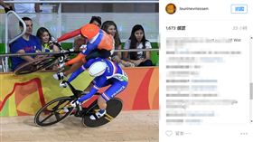 荷蘭自行車選手奇上看板上（圖／Laurine van Riessen　Instagram）