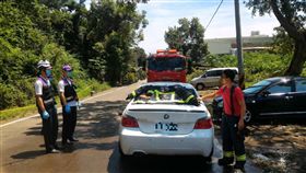 天熱女嬰遭反鎖  消防衣蓋車窗玻璃降溫
桃園一對夫妻14日開車至楊梅，下車後車子仍發動但反鎖，留小女嬰在車上，天氣炎熱，桃園消防員脫下消防衣蓋住玻璃並灑水降溫，最後以鐵勾利用縫隙觸動電動窗，小女嬰才獲救。
（桃園消防局提供）
中央社記者卞金峰傳真  105年8月14日