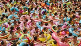 四川游泳池被擠爆／中新網