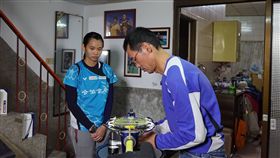 戴資穎,父親,戴楠凱,球拍,穿線
翻攝自戴資穎臉書
https://www.facebook.com/164965326883996/photos/a.962352383811949.1073741908.164965326883996/962352413811946/?type=3&theater