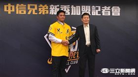 陳琥 加盟 中信兄弟（陳怡汝攝）