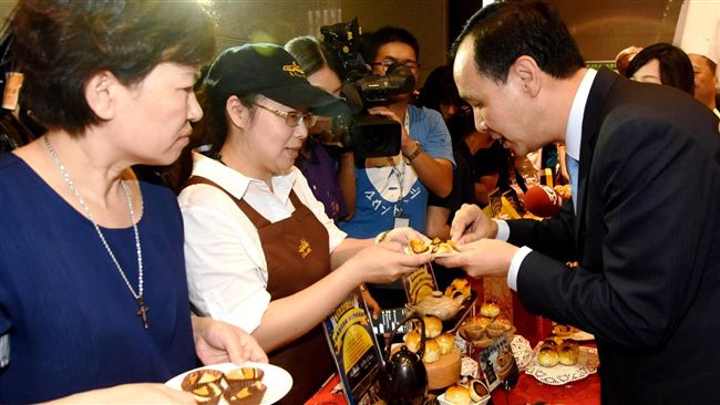 一口氣吃24攤蛋黃酥　朱立倫這樣說