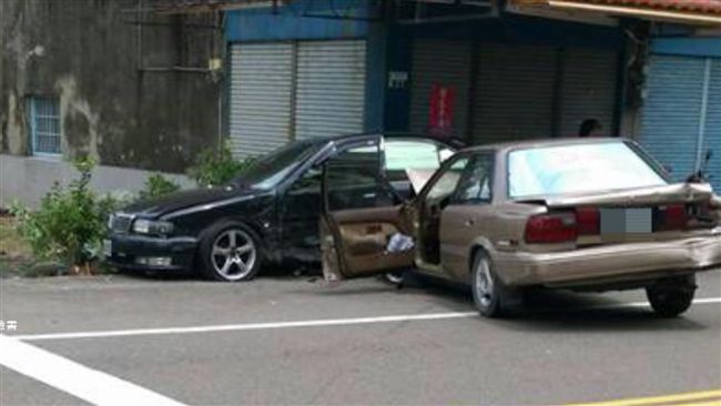 七月半車爆衝？　酒醉三寶街頭大亂撞