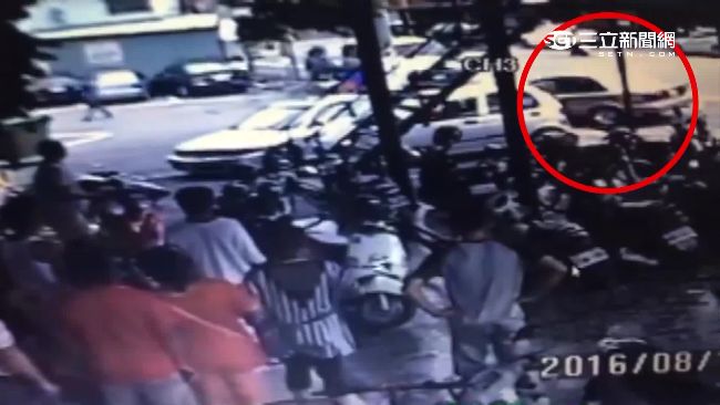 酒駕失控！男連環撞翻13輛汽機車