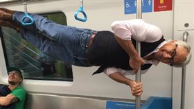 地鐵,讓座,特技,人肉國旗
翻攝自Britton Barker推特
https://twitter.com/b_flex14/status/763803311007039488/photo/1?ref_src=twsrc%5Etfw