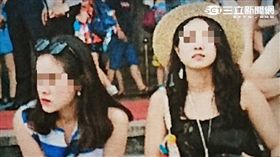 金女（右）與朋友坐在階梯上遭偷拍裙底風光（翻攝畫面）