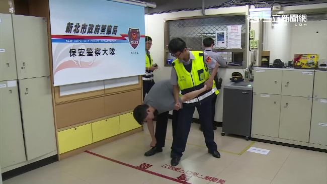 毒蟲拒檢加速逃　無路可走竟衝撞警車