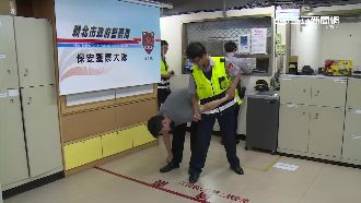 毒蟲拒檢加速逃　無路可走竟衝撞警車