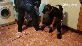 首例！婦走路玩寶可夢　2賊飛車搶劫