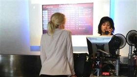 女沒穿褲子https://www.reddit.com/r/pics/comments/4xord3/meanwhile_at_the_airport/