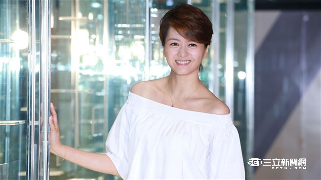 香車配美人！天后梁詠琪將為桃猿開球