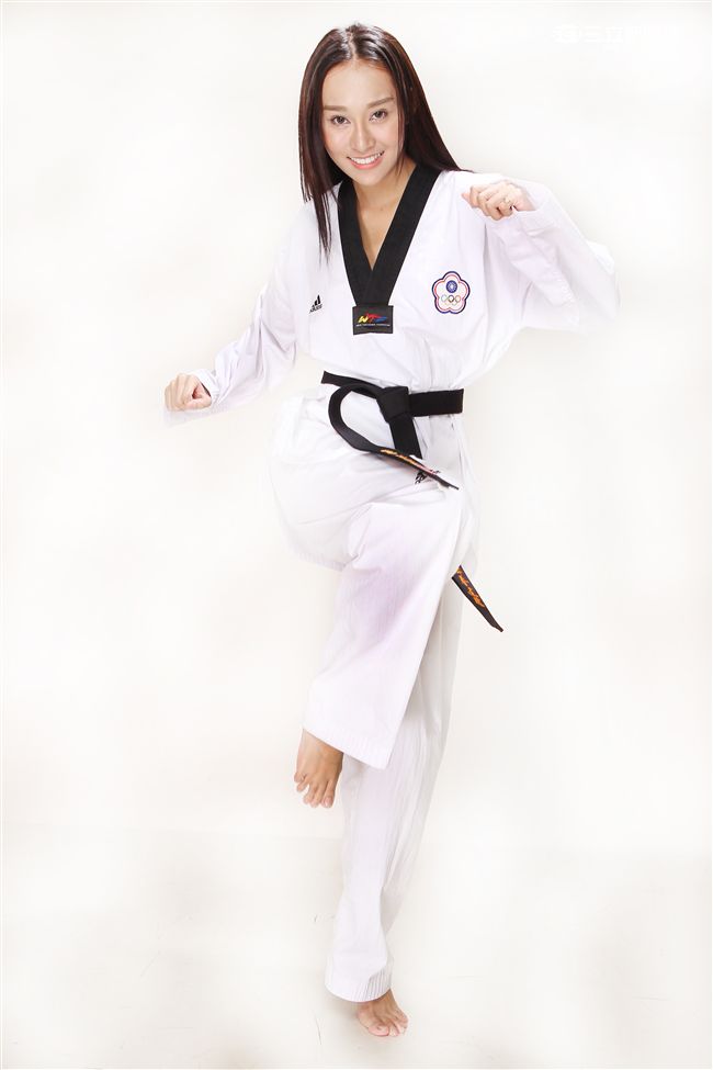 性感誌正妹童恩為參加里約奧運中華跆拳道選手加油。（記者邱榮吉/攝影）