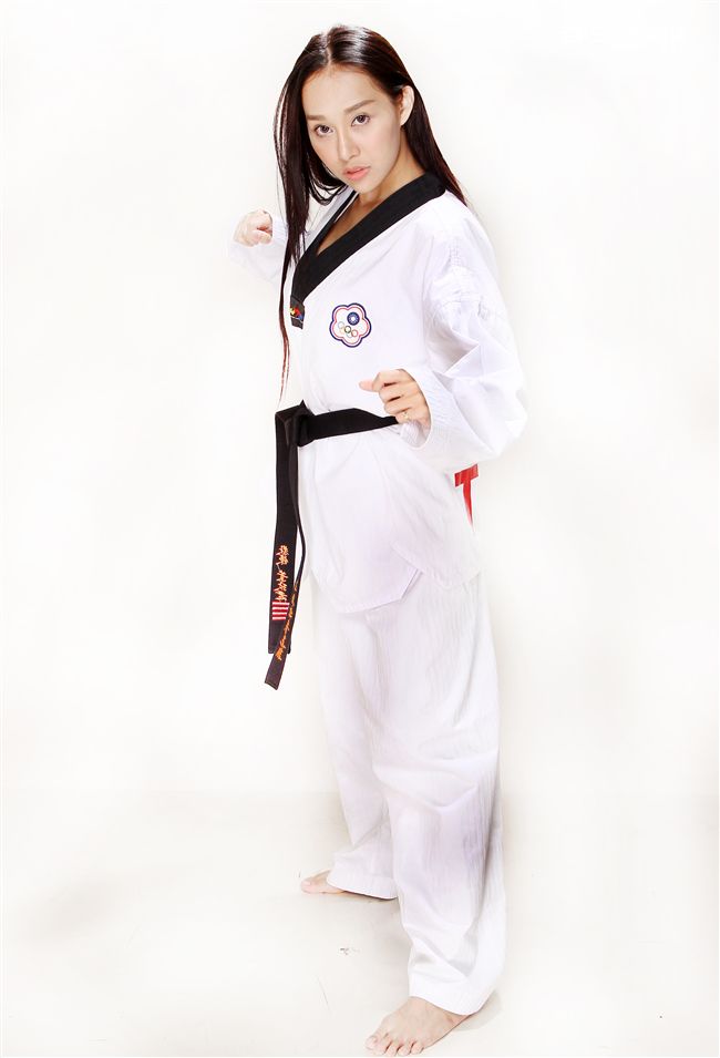 性感誌正妹童恩為參加里約奧運中華跆拳道選手加油。（記者邱榮吉/攝影）